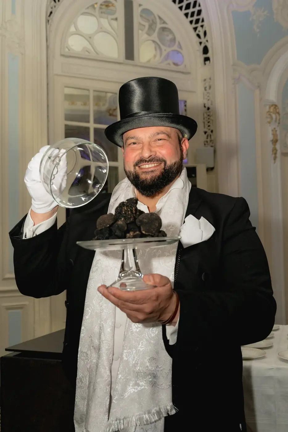 Daniele Violoni, il Sommelier del Tartufo®, solleva la campana di vetro sui Tartufi