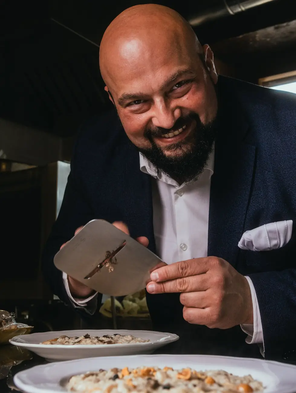 Daniele Violoni lamella il Tartufo sul risotto